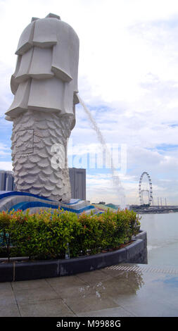 Singapour - 2 avr 2015 : la fontaine du Merlion et Singapour. Merlion est une créature mythique avec le chef d'un lion et le corps d'un poisson. Est considéré comme un symbole de la ville Banque D'Images