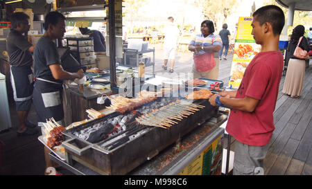 Singapour - APR 3rd, 2015 : brochettes de poulet savoureux délicieux de cuire sur des charbons ardents dans le marché alimentaire Rue Satay Banque D'Images