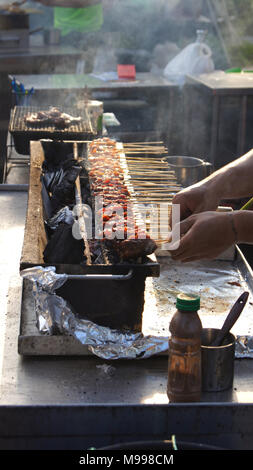 Singapour - APR 3rd, 2015 : brochettes de poulet savoureux délicieux de cuire sur des charbons ardents dans le marché alimentaire Rue Satay Banque D'Images