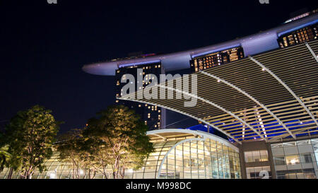 Singapour - 2 avr 2015 : nuit vue à Marina Bay Sands Resort Hotel. Hôtel de luxe et le plus cher au monde casino autonome est la propriété principale attraction touristique à city Banque D'Images