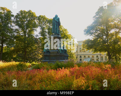 Statue de Carl von Linné (Carl von Linne), Humlegarden, Sweden, Stockholm, Suède, Scandinavie. 18e siècle, botaniste, médecin et biologiste Banque D'Images