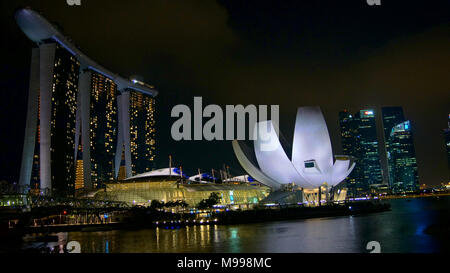 Singapour - 2 avr 2015 : nuit vue à Marina Bay Sands Resort Hotel. Hôtel de luxe et le plus cher au monde casino autonome est la propriété principale attraction touristique à city Banque D'Images