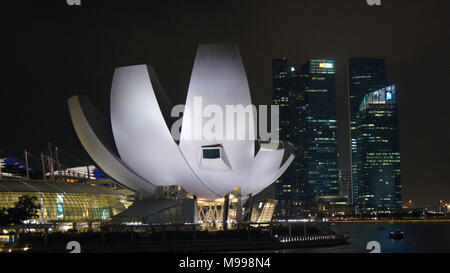 Singapour - 2 avr 2015 : Sciences de l'Art Museum de nuit à Marina Bay Banque D'Images