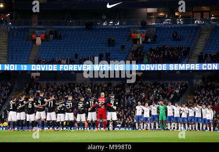 Les joueurs à observer une minutes de silence pour joueur de Davide Astori durant la match amical à l'Eithad Stadium, Manchester. Banque D'Images