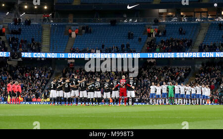 Les joueurs à observer une minutes de silence pour joueur de Davide Astori durant la match amical à l'Eithad Stadium, Manchester. Banque D'Images