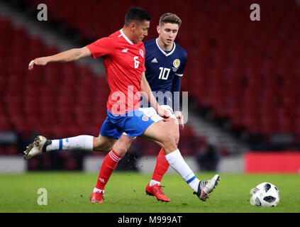 Scotland's Tom Cairney (à droite) et le Costa Rica's Oscar Duarte bataille pour la balle durant le match amical à Hampden Park, Glasgow. Banque D'Images