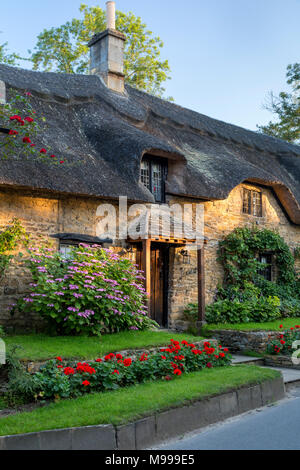 Toit de chaume cottage dans vaste Campden, les Cotswolds, Gloucestershire, Angleterre Banque D'Images