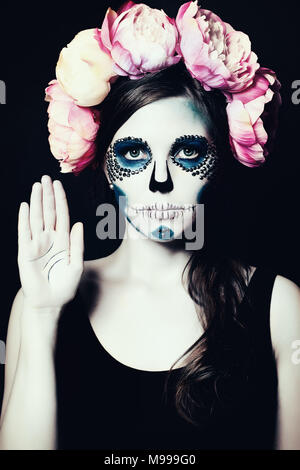 Fille avec le maquillage d'Halloween. Crâne en sucre Belle Femme Banque D'Images