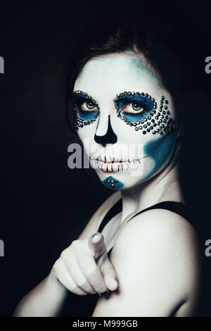 Femme avec maquillage Halloween. Crâne en sucre beau modèle. Santa Muerte concept. Banque D'Images