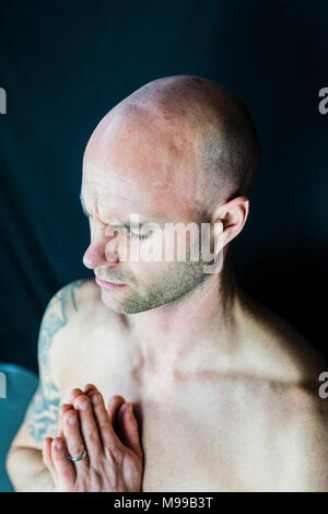 Portrait d'un homme chauve pratiquant le yoga et l'établissement. Banque D'Images