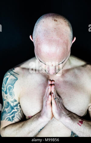 Portrait d'un homme chauve pratiquant le yoga et l'établissement. Banque D'Images