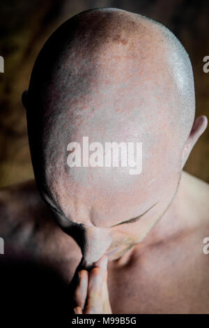 Portrait d'un homme chauve pratiquant le yoga et l'établissement. Banque D'Images