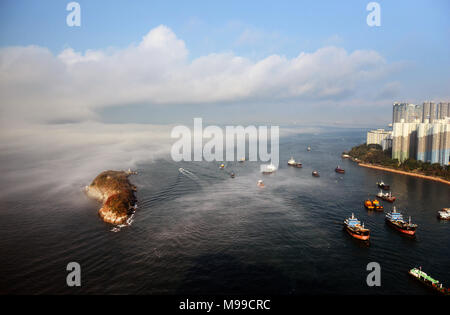 Un brouillard roulant sur les East Lamma channel à Hong Kong. Banque D'Images