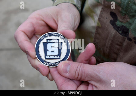 La Penn State défi baseball coin a été présenté à Brigue. Le général James Bonner, commandant de la 20e, chimique, biologique, radiologique, nucléaire explosif (CBRNE). Le personnel des entraîneurs de l'Université Penn State Nittany Lions de l'équipe de baseball a demandé à Bonner pour parler de leadership au cours de la visite de stade Ripken à Aberdeen, dans le Maryland, le 10 février. Banque D'Images