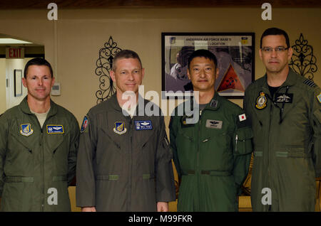 ANDERSON AIR FORCE BASE, Guam (fév. 21, 2018) - de gauche, U.S. Air Force Le Colonel Ryan Sweeney, commandant du Groupe des opérations de l'escadre 36, le Colonel Britt Hurst, faire face aux États-Unis Amérique du directeur de l'exercice, Japan Air Self-Defense Force Le Colonel Kensuke Onishi, Japonais à faire face au nord directeur de l'exercice, et de la Royal Australian Air Force Group le capitaine Ben Sleeman, faire face au nord de l'Australie, le directeur de l'exercice posent pour une Banque D'Images