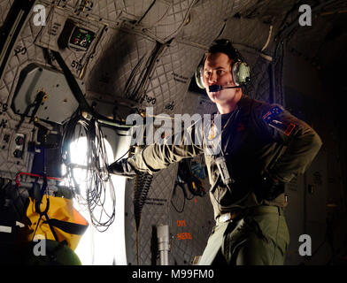 Océan Pacifique (fév. 21, 2018) - Royal Australian Air Force Le Sergent Daniel Saunders, un maître de la charge à bord d'un avion C-27 Spartan, surveille l'activité au cours d'une opération nationale de l'air et des secours exercice portait sur l'assistance humanitaire en survolant l'océan Pacifique, le 21 février. Faire face au nord améliore les opérations aériennes multilatérales entre les nations. Cette ans exercice combiné de plus de 2 000 soldats américains avec plus de 800 soldats australiens et japonais, et plus de 100 aéronefs de 21 unités, la formation à l'aide humanitaire et secours en cas de missions. (U.S. Navy Banque D'Images