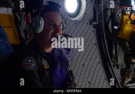 Océan Pacifique (fév. 21, 2018) - Royal Australian Air Force Le Sergent Daniel Saunders, un maître de la charge à bord d'un avion C-27 Spartan, sourires pendant le vol de l'île du Pacifique de Rota, 10 févr. 21. Faire face au nord améliore les opérations aériennes multilatérales entre les nations. Cette ans exercice combiné de plus de 2 000 soldats américains avec plus de 800 soldats australiens et japonais, et plus de 100 aéronefs de 21 unités, la formation à l'aide humanitaire et secours en cas de missions. (U.S. Navy Banque D'Images