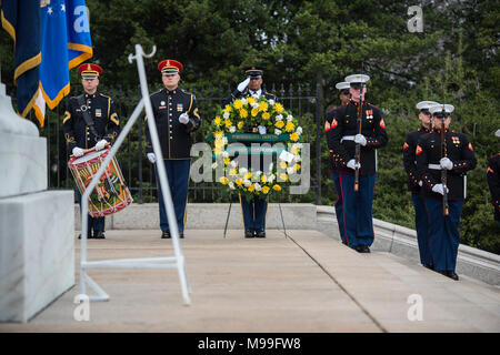 Des soldats et des membres de l'armée américaine, bande son propre 'Wolverine', le soutien des Forces armées tous les honneurs d'une Wreath-Laying cérémonie offerte par le Premier Ministre australien, Malcolm Turnbull au cimetière national d'Arlington, Arlington, Virginie, le 22 février 2018. Turnbull a également rencontré le Cimetière National d'Arlington senior leadership et visité l'Amphithéâtre Memorial Prix d'affichage dans le cadre de sa visite officielle aux États-Unis. (U.S. Army Banque D'Images