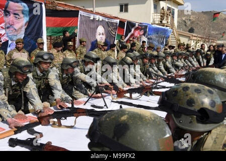 Trois cent quarante-sept étudiants ont obtenu leur diplôme du Centre de formation de la police à Kaboul, Afghanistan, le 22 février 2018. Les diplômés pourront jouer un rôle essentiel dans la croissance de la NMU de trois à six unités tel que décrit dans la feuille de route 2020 de l'Afghanistan. Les mises à jour indépendantes, héritage de l'unité d'intervention de crise à Kaboul, 222 Commando Force 333 Logar, en Afghanistan et de la Force territoriale dans les provinces de Kandahar sera rejoint par des unités à Balkh, Herat, et de Nangarhar. (NSOCC-A Banque D'Images