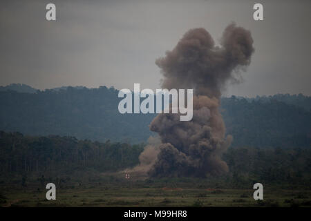 Rendez-explosions au cours d'un exercice de tir réel interarmes pour l'exercice Cobra or 18, Ban Chan Krem, Thaïlande, le 23 février 2018. Gold Cobra 18 est un exercice annuel effectué dans le royaume de Thaïlande et se déroule du 10 févr. 13 à 23 avec 12 nations participantes. (U.S. Marine Corps Banque D'Images