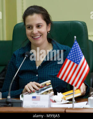 L'viv, Ukraine - Représentant des États-Unis Elise Stefanik (R-NY) participer à une réunion d'information avec les principaux dirigeants du groupe multinational interarmées - Ukraine (JMTG-U) au cours d'une visite à l'viv Centre d'instruction au combat (CIC) ici le 23 février. Au cours de la visite Stefanik rencontré U. S. publique membres affectés à l'JMTG-U a observé la formation dispensée par l'Infanterie de la 27e Brigade Combat Team des soldats sur le terrain. (U.S. Army Banque D'Images