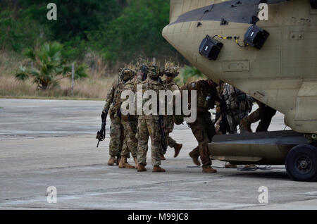 Des soldats de la Compagnie Alpha, 1er Bataillon, 21e Régiment d'infanterie, 2e Brigade Combat Team, 25e Division d'infanterie, bord d'un hélicoptère CH-47 Chinook dans le cadre de l'exercice Combined Arms Live-Fire, au camp de l'Amitié, Korat, Royaume de Thaïlande, 23 février, 2018. L'exercice constitue un forum pour les États-Unis et les pays partenaires à accélérer l'interopérabilité et d'accroître la capacité des partenaires dans la planification et l'exécution complexe et réaliste force multinationale et la force opérationnelle combinée des opérations. Gold Cobra exercice 2018 est un exercice annuel effectué dans le royaume de Thaïlande s'est tenue du Fe Banque D'Images