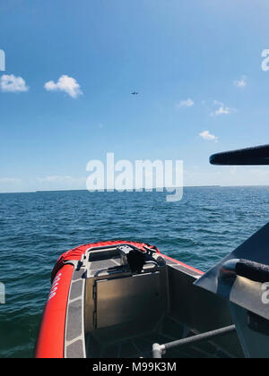 Une station de la Garde côtière de l'Ouest touche à des fins spéciales de 24 pieds d'eau peu profonde de l'artisanat recherche un boatcrew missing homme de 60 ans qui a été signalé chutes par-dessus bord Dimanche, 25 février 2018 à partir d'un 27 pieds cabin cruiser dans les environs du lac Passage près de Key West, Floride. La Garde côtière, Florida Fish and Wildlife Conservation Commission et la marine américaine lancée à la recherche de biens l'homme égaré. La Garde côtière américaine Banque D'Images