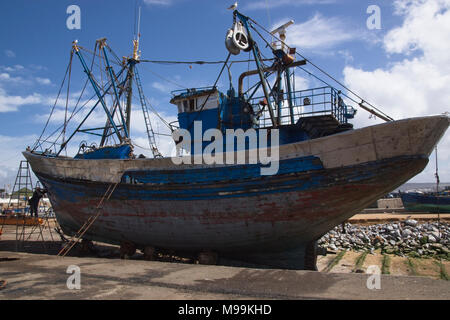 Bateau de pêche marocain à terre à réparer. Banque D'Images