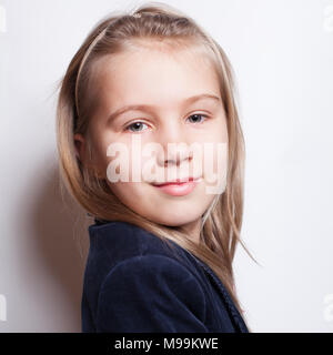 Smiling little girl élève Banque D'Images