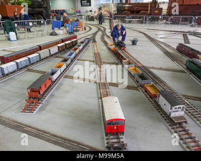 Le niveau du sol 5' Principal Jauge d'évitement de l'Association historique avec des wagons de marchandises d'exécution au NRM Shildon UK Banque D'Images