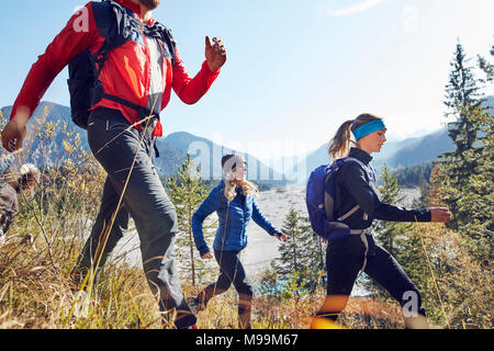 Allemagne, Bavière, Karwendel, groupe d'amis de la randonnée dans les montagnes Banque D'Images