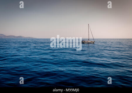 Bateau à voile à une mer ouverte un jour de pluie. Temps de pluie sur le bateau à voile Banque D'Images