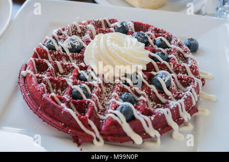 Gros plan de délicieuses crêpes au bleuet et crème, mangé à Los Angeles Banque D'Images