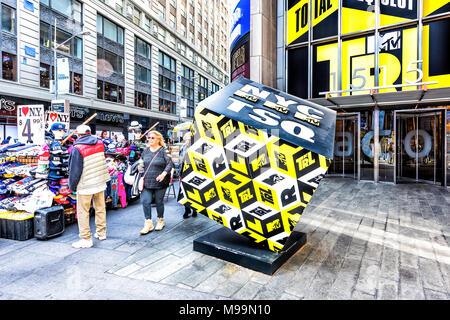 La ville de New York, USA - 28 octobre 2017 : Manhattan NYC buildings de midtown Times Square, Broadway avenue road, signes publicitaires, les Studios MTV TRL récept musique Banque D'Images