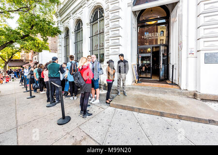 Brooklyn, Etats-Unis - 28 octobre 2017 : longue file d'attente de personnes en attente de foule célèbre restaurant appelé Grimaldi's Pizza Banque D'Images