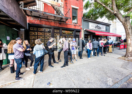 Brooklyn, Etats-Unis - 28 octobre 2017 : longue file d'attente de personnes en attente de foule célèbre restaurant appelé Juliana's Pizza Banque D'Images