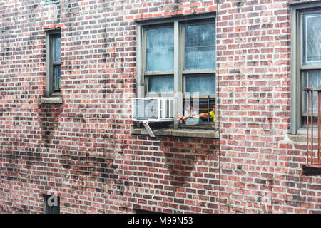 Bronx, USA - Le 29 octobre 2017 : condo appartement brique bâtiment architecture en hauteurs de Fordham, Bronx, New York, Manhattan, New York City, le feu s'échappe, win Banque D'Images