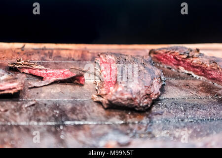Rouge poêlé frais cuit doré grillé Steak de flanc jupe sur planche en bois, de graisse, bien-fait mariné Banque D'Images