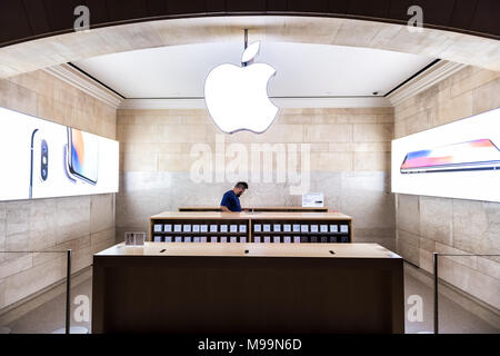 La ville de New York, USA - 29 octobre 2017 : Grand Central Station Mac Apple store iPhone le service téléphonique à NYC salle principale, le transport concourse, inscrivez-log Banque D'Images