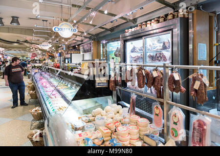 New York, USA - 29 octobre 2017 : Grand Marché Central de la ville de New York avec des signes, l'Italien deli store boutique, les coupes de viande boucher Banque D'Images