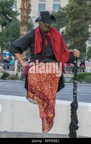 Las Vegas, Nevada / 8 mars, 2015 : Street performer habillé en rouge et noir semble léviter. Banque D'Images