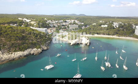 Drone aérien vue de la magnifique plage de sable avec l'eau turquoise et le littoral à Minorque, Îles Baléares, Espagne Banque D'Images
