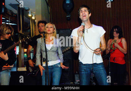 Perry Farrell est une partie et le vison effectuent ensemble un secret show à la barre de sable à Santa Barbara, CA Banque D'Images