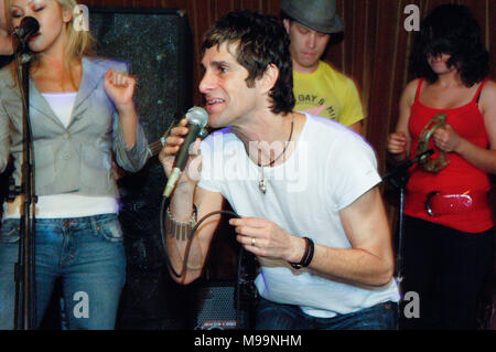 Perry Farrell est une partie et le vison effectuent ensemble un secret show à la barre de sable à Santa Barbara, CA Banque D'Images