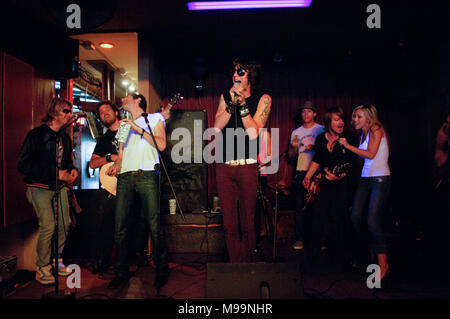 Perry Farrell est une partie et le vison effectuent ensemble un secret show à la barre de sable à Santa Barbara, CA Banque D'Images