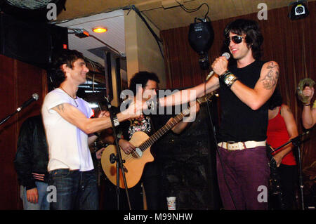 Perry Farrell est une partie et le vison effectuent ensemble un secret show à la barre de sable à Santa Barbara, CA Banque D'Images