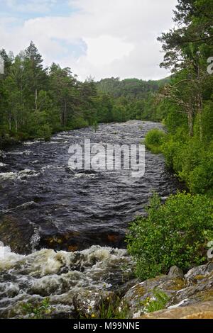 Réserve naturelle nationale de Glen Affric, Écosse, Royaume-Uni : La rivière Affric traverse la Glen, souvent décrit comme la plus belle en Ecosse. Banque D'Images