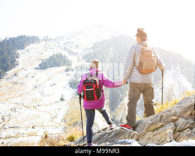 Happy senior couple randonnées sur la montagne Banque D'Images