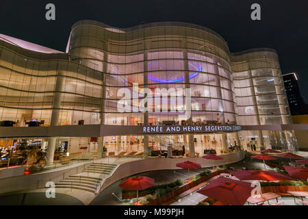 Irvine, MAR 16 Extérieur : vue de la nuit de Segerstrom Center for the Arts on Mar 16, 2018 à Irvine, Los Angeles County, Californie Banque D'Images