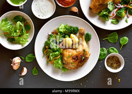 Cuisse de poulet au four savoureux avec des pommes de terre et salade verte. Plat pour le dîner. Haut de la vue, télévision lay Banque D'Images